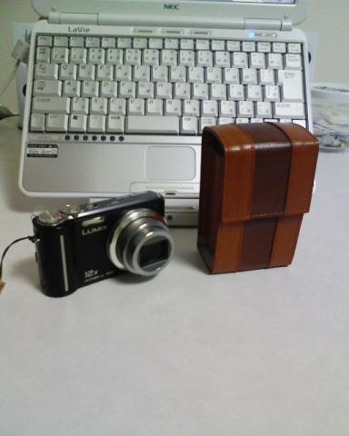 デジカメと本革ケース