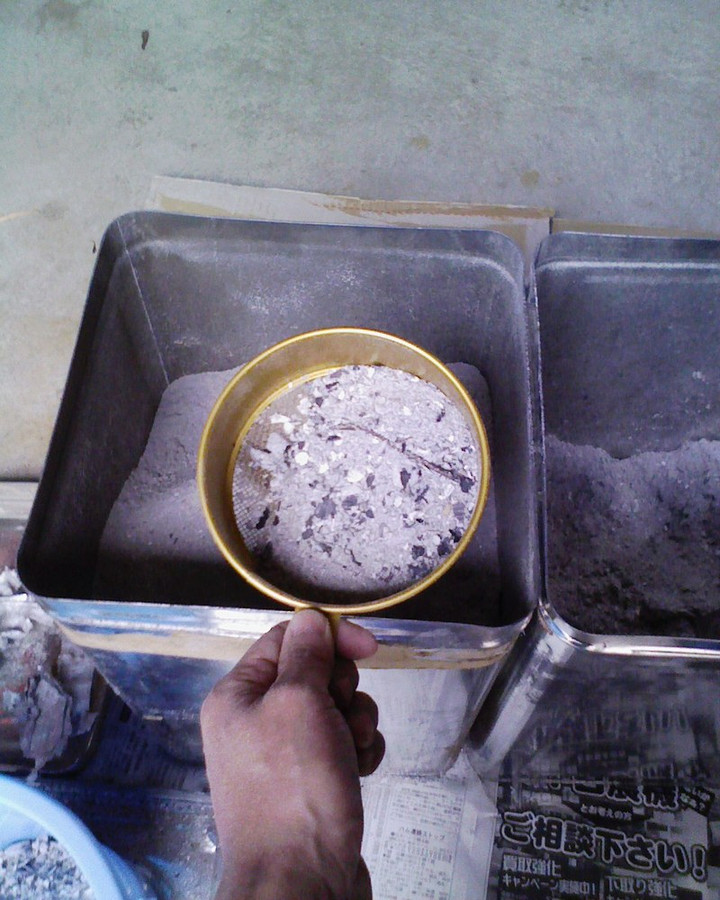 灰をふるいにかける